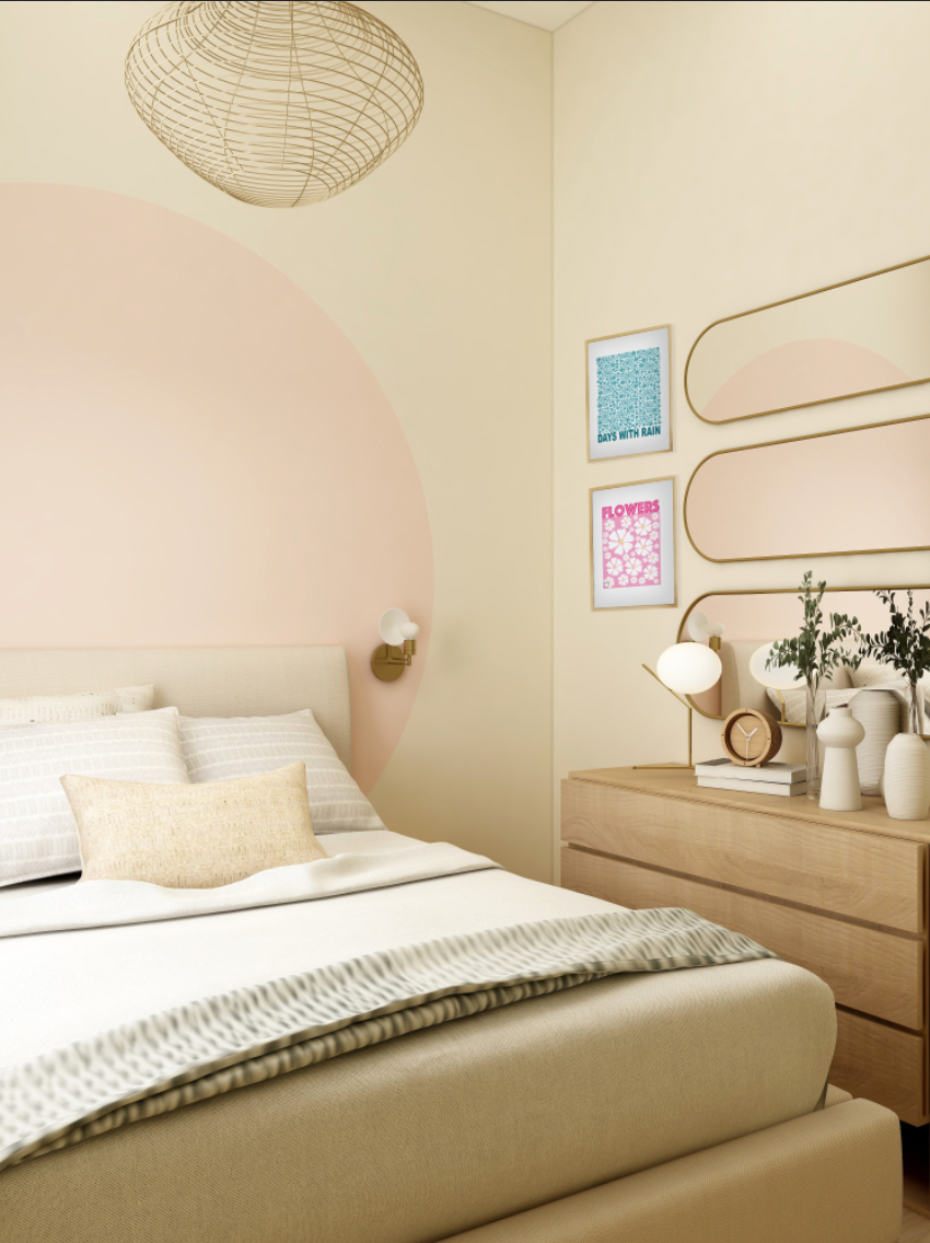 Billede af et soveværelse i neutrale farver og en lyserød væg. Med to Kreative Kunstplakater i grafisk design hængende i friske forårs og sommer farver ved siden af spejle.
