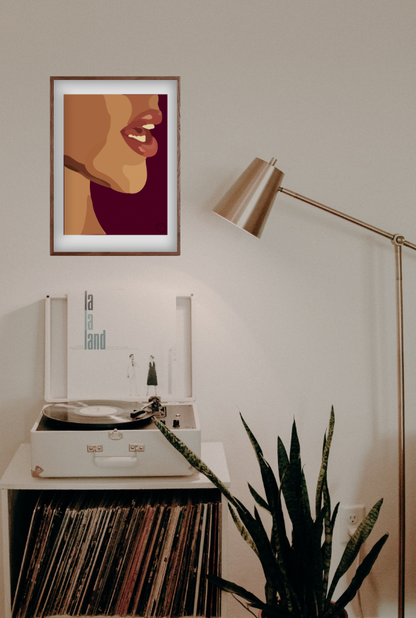 En hvid væg, hvor der står en pladespiller, en plante og en lampe. På væggen hænger der en Kreativ Kunstplakat i grafisk design af et par læber